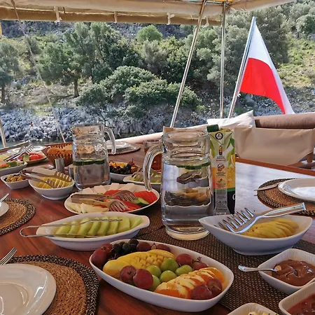 Hayat Bu, Boot Hotel en barco